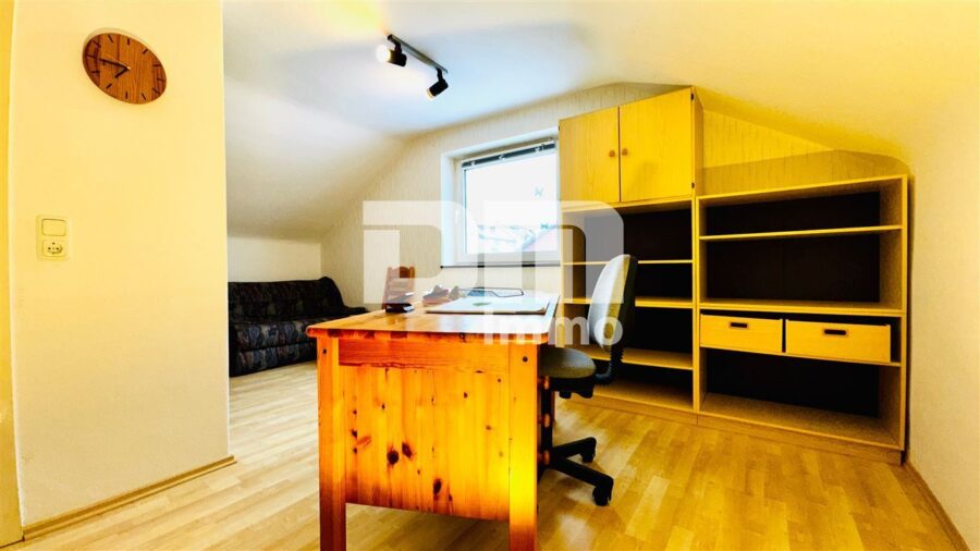 Teilsaniertes Traumhaus in begehrter Lage auf großem Grundstück mit Panoramablick - DG Nutzfläche / Gästezimmer